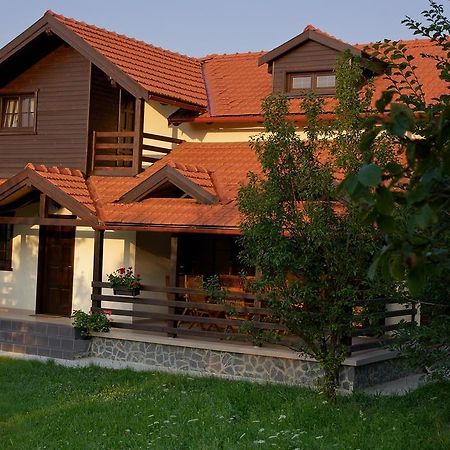 Casuta Cu Prieteni Cornu de Jos Номер фото